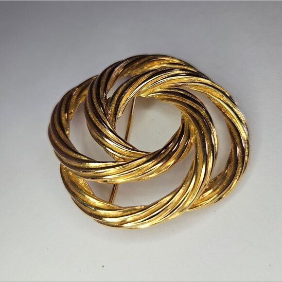 Vintage '60s Signed Monet Gold Tone Swirl Open Rope Ribbed Love Knot Brooch Pin - Picture 5 of 8